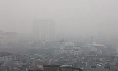 Sương mù dày đặc bao trùm Hà Nội sáng 11/8