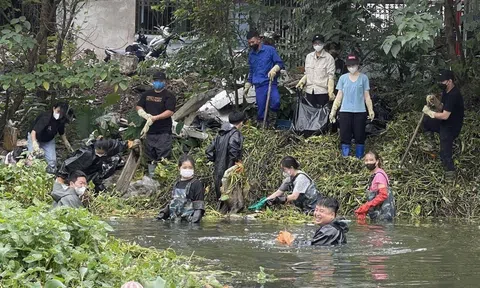 Dùng cả thanh xuân "đội nắng, dầm mình" dưới dòng nước đen ngòm dọn rác cho Hà Nội thêm xanh