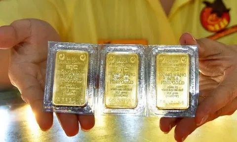 Giá vàng “cắm đầu” lao dốc