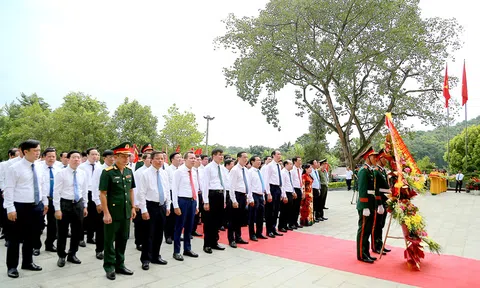 Phú Thọ: Dâng hương, hoa tưởng niệm các Vua Hùng và kỷ niệm 70 năm ngày Bác Hồ về thăm Đền Hùng