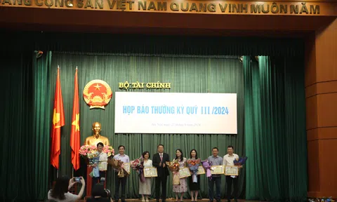 Bộ Tài chính tặng bằng khen tập thể, cá nhân của cơ quan báo chí có thành tích trong công tác tuyên truyền