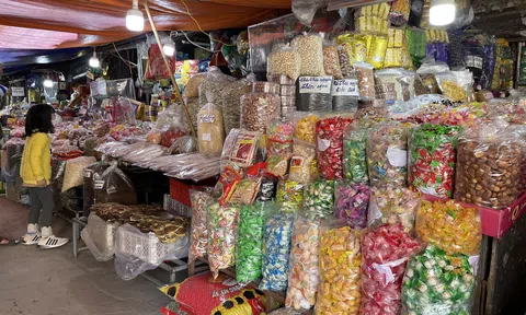 Nghệ An: Thực phẩm, bánh kẹo “3 không” tràn lan dịp cận tết.