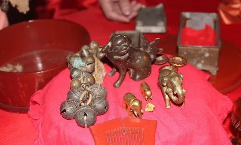 Hà Tĩnh: Người dân chờ đến ngày để đến xem bảo vật vua tặng