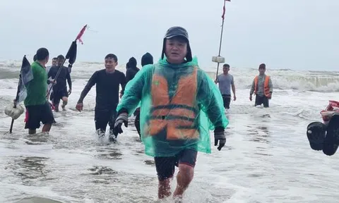 Hà Tĩnh: 14 ngư dân thoát nạn khi bị lật thuyền