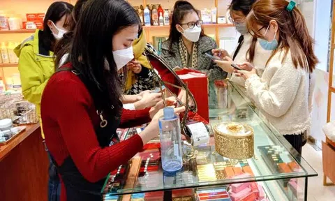 Nghệ An: Hoa kết từ tiền thật thu hút khách dịp lễ 8/3