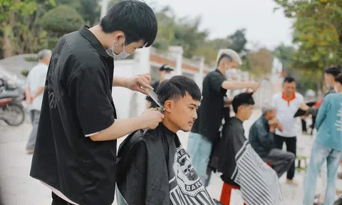 Nghệ An: Nhóm bạn trẻ cắt tóc 0 đồng cho người dân trên tuyến phố đi bộ Hồ Tùng Mậu (TP.Vinh)