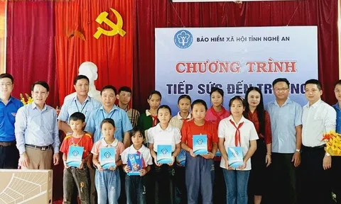 Bảo hiểm xã hội tỉnh Nghệ An trao quà cho học sinh miền núi huyện Kỳ Sơn