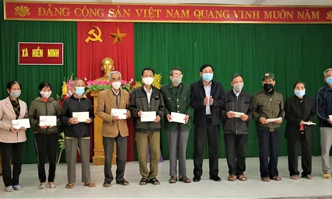 Trưởng ban Tổ chức Trung ương tặng  quà Tết cho gia đình chính sách, hộ nghèo ở Quảng Bình