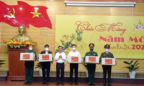 Quảng Bình: Đồng chí Trần Cẩm Tú thăm, tặng quà các lực lượng tuyến đầu chống dịch