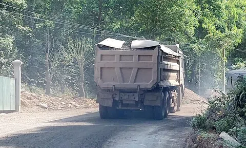 Quảng Bình: Bài 1 - Dấu hiệu xe chở quá tải tung tăng "băm nát" đường liên xã