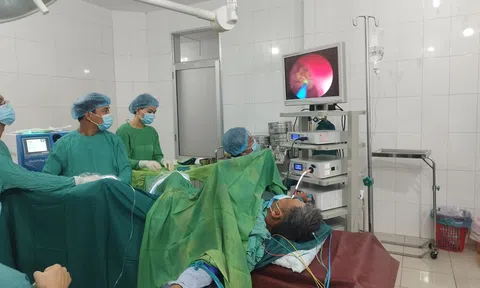 Bệnh viện Đa khoa Bố Trạch nhận chuyển giao kỹ thuật nội soi tán sỏi niệu quản ngược dòng bằng laser