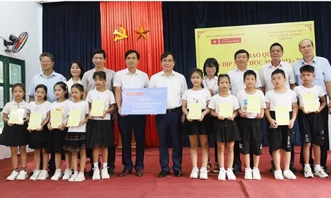 Lãnh đạo Ban Tuyên giáo Trung ương thăm, tặng sách giáo khoa cho học sinh có hoàn cảnh khó khăn tại Quảng Bình