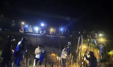 Nghệ An: Hoàn lưu do ảnh hưởng bão Noru, người dân trắng đêm gia cố đê