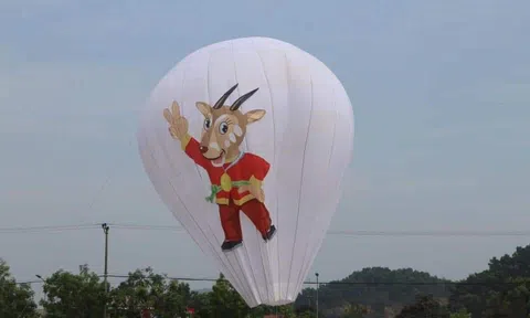 Hà Tĩnh: Dòng người náo nức xem trình diễn khinh khí cầu chào mừng SEA Games 31