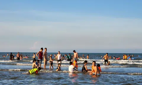 Hà Tĩnh: Nắng nóng, du khách "đổ" về các bãi biển để giải nhiệt