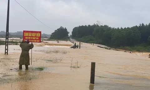 Hà Tĩnh: Ảnh hưởng của bão Noru, nhiều tuyến đường ngập cục bộ, cây xanh, cột điện bị đổ gãy