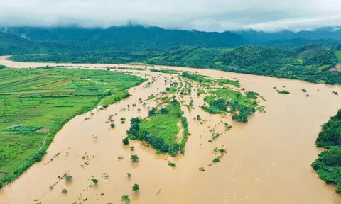 Hà Tĩnh: Nhiều tuyến đường bị sạt lở, ngập nước, hàng trăm hộ dân bị cô lập, hơn 35.000 học sinh phải nghỉ học