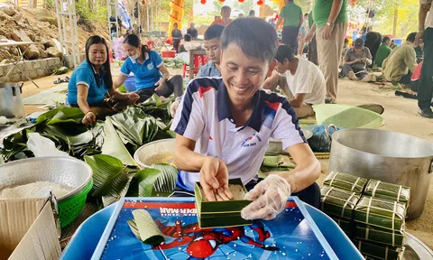 Hà Tĩnh: Sôi nổi hội thi gói bánh chưng dâng Thánh tại Lễ hội Đền Cả