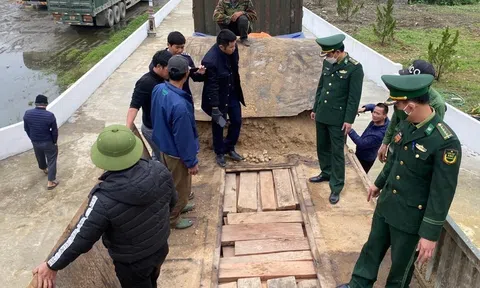 Nghệ An: Bắt vụ vận chuyển gỗ quý qua Cửa khẩu quốc tế Nậm Cắn