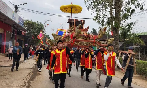 Chùm ảnh: Hà Tĩnh, hàng ngàn người tham gia lễ hội rước sắ vua Hàm Nghi ban tặng