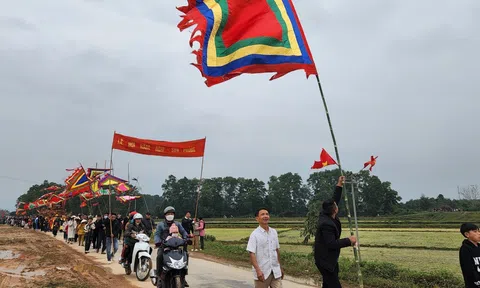 Hà Tĩnh: Hàng ngàn người dân tham gia lễ hội rước sắc Vua Hàm Nghi ban tặng