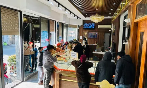 Hà Tĩnh: Ngày vía Thần tài, người dân chen nhau mua vàng