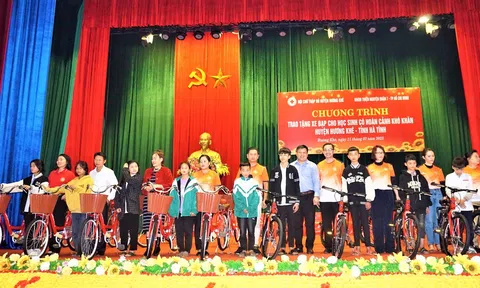 Hà Tĩnh: 200 học sinh nghèo ở Hương Khê được tặng xe đạp