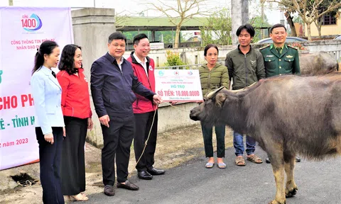 Hà Tĩnh: Trao 100 triệu đồng hỗ trợ phụ nữ nghèo xã biên cương phát triển sinh kế