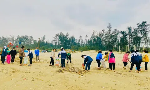 Hà Tĩnh: Gần 1.000 đoàn viên thanh niên ra quân làm sạch môi trường bờ biển