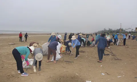 Hà Tĩnh: Hơn 600 cán bộ, giáo viên và học sinh tham gia vệ sinh môi trường biển