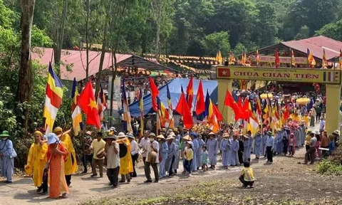 Hà Tĩnh: Hàng ngàn du khách tham gia lễ hội chùa Chân Tiên