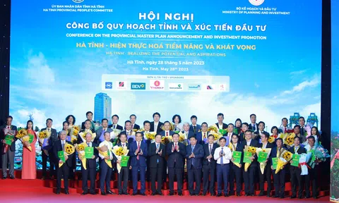 Hà Tĩnh trao Quyết định phê duyệt chủ trương, Giấy chứng nhận đăng ký đầu tư và biên bản ghi nhớ hợp tác cho 39 nhà đầu tư