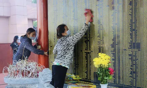 Hà Tĩnh: Hàng trăm cán bộ, giáo viên huyện Thạch Hà tổng dọn vệ sinh tại Nghĩa trang liệt sỹ