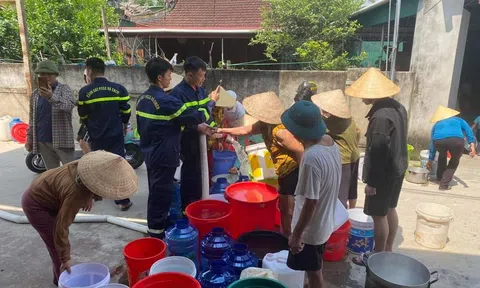 Hà Tĩnh: Hàng ngàn người dân Thị xã Hồng Lĩnh xếp hàng chờ tiếp nước sinh hoạt