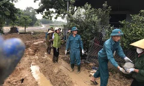Gần 200 người gấp rút gia cố bờ sông sạt lở do mưa lũ