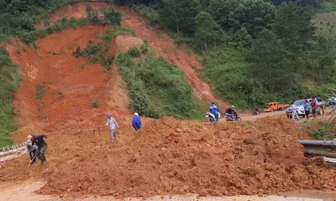 Sạt lở nghiêm trọng trên đèo Lò Xo, chia cắt Quảng Nam và Kon Tum