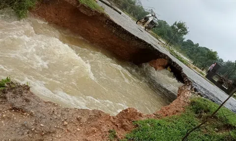 Hà Tĩnh: Mưa lớn gây ngập lụt và tốc mái nhiều nhà dân