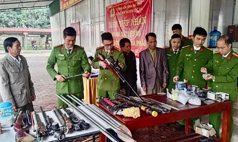 Hà Tĩnh: Tiếp nhận nhiều vũ khí, vật liệu nổ từ người dân giao nộp