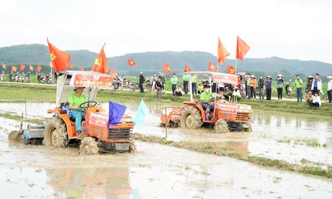Hà Tĩnh: Sôi nổi hội thi Nông dân cày ruộng giỏi