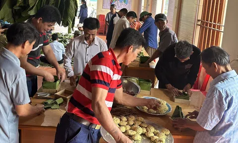 Người dân gói bánh chưng, dâng lễ tưởng nhớ 1.301 năm ngày mất của Vua Mai Hắc Đế