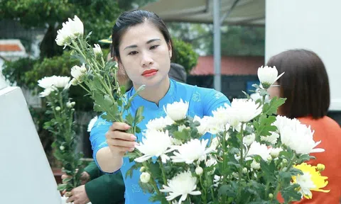 Trong dịp 8/3, đông đảo du khách về dâng hương tại Đồng Lộc