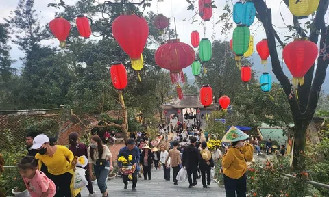 Hơn 7 vạn du khách đến với Chùa Hương Tích trong tháng Giêng