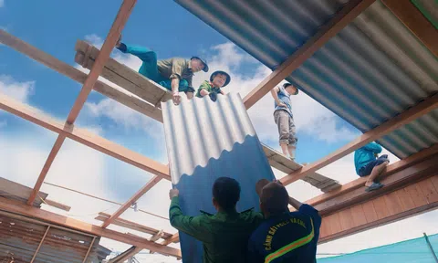 Hà Tĩnh: Lực lượng Công an, đoàn thanh niên giúp người dân khắc phục hậu quả lốc xoáy