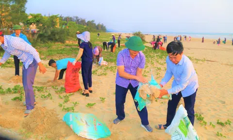 Hơn 500 cán bộ, giáo viên huyện Thạch Hà ra quân làm sạch biển