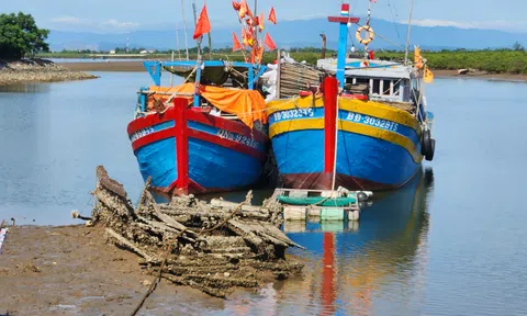 Hà Tĩnh: Nhiều xác tàu án ngữ tại âu thuyền tránh trú bão