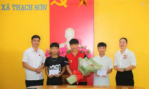 Khen thưởng nhóm học sinh dũng cảm cứu 02 em nhỏ đuối nước