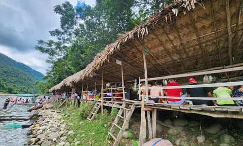 Nghỉ lễ Quốc khánh 2/9 người dân đổ xô lên rừng, xuống biển giải nhiệt