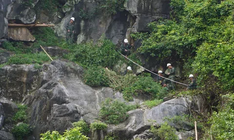 Quảng Bình: Nổ mìn phá thành công khối đá hơn 300 tấn trên đỉnh núi có nguy cơ rơi xuống nhà dân