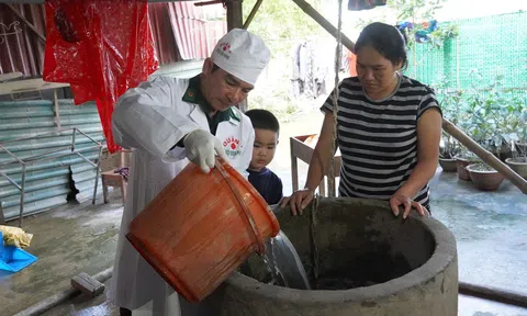 Nước lũ rút, người dân Quảng Bình tất bật dọn dẹp để ổn định cuộc sống