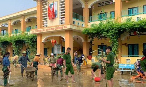 Học sinh các trường học tại Quảng  Bình đi học trở lại sau mưa lũ